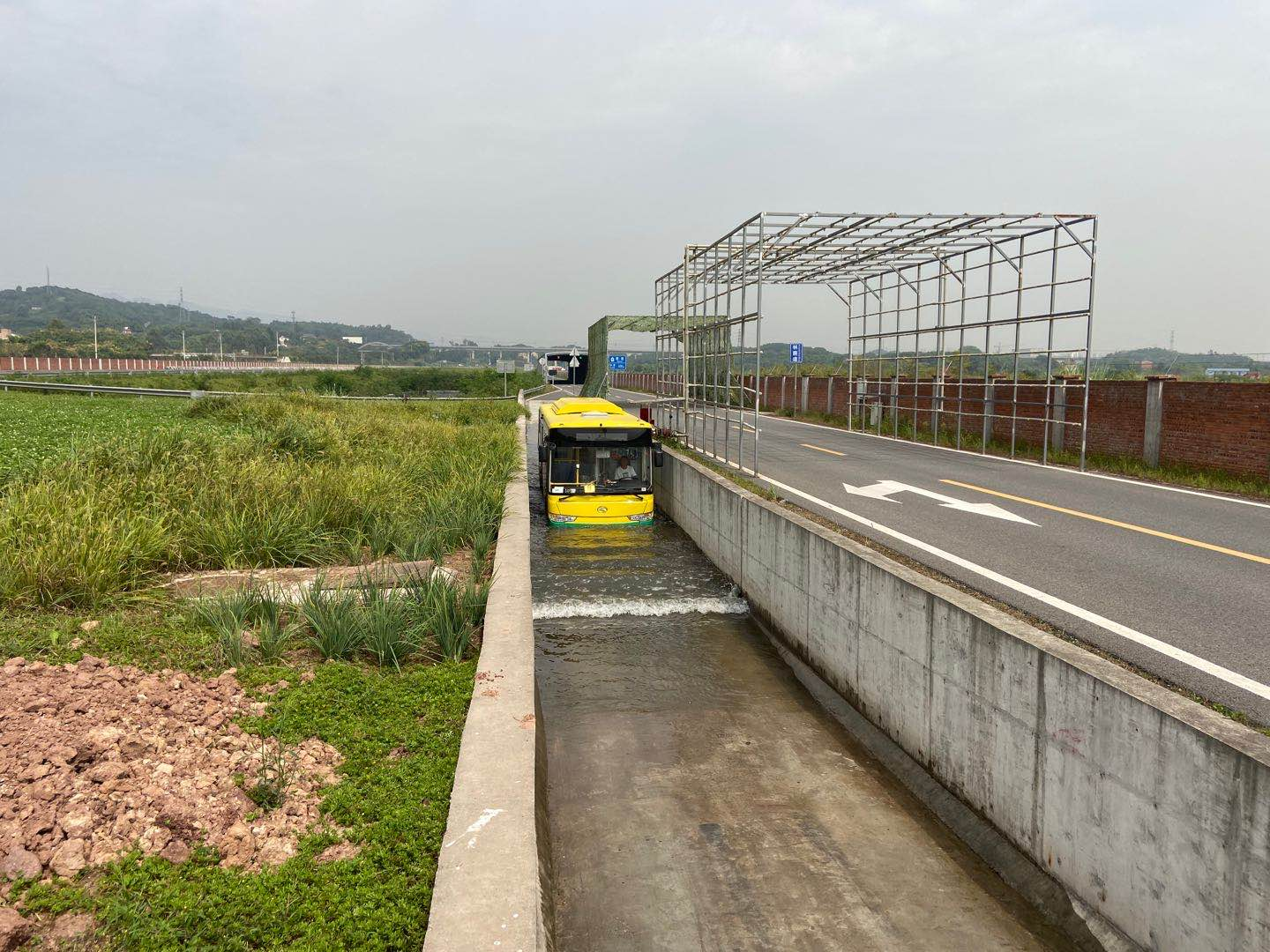 筑牢金龍新能源公交雨季行車(chē)“安全網(wǎng)”